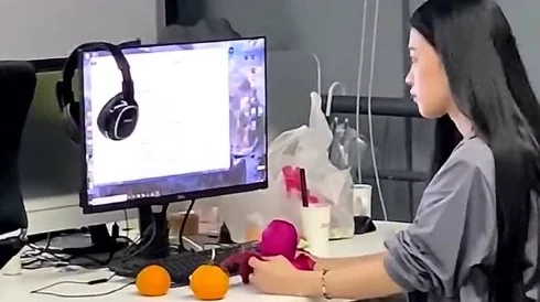 香艳职场91跳蛋：办公室惊现神秘玩具，员工们的私密生活引发热议！