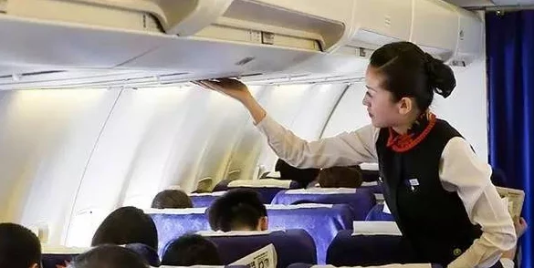 空姐在航班上突发意外，乘客紧急施救感人瞬间引发全网热议！