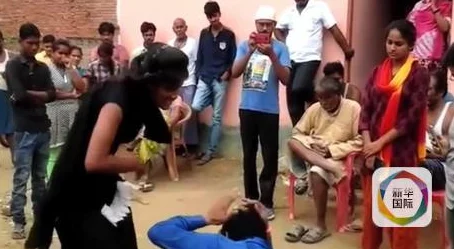 贱奴跪下被主人狠狠,近日网络上流传出一段视频,引发网友热议,讨论其背后的伦理与道德问题 贱奴跪下被主人狠狠,近日网络上流传出一段视频,引发网友热议,讨论其背后的伦理与道德问题