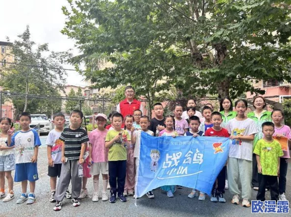 海角社区绿意盎然妈妈过生日，邻里齐聚共庆温馨时刻，欢声笑语洋溢整个社区！