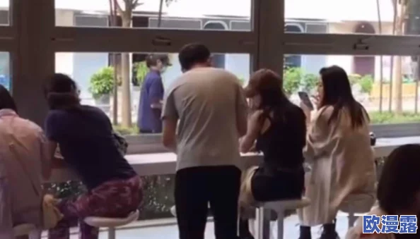 美女被男人扒开下面无遮无挡，近日引发热议，网友们纷纷讨论事件背后的社会问题与女性权益保护
