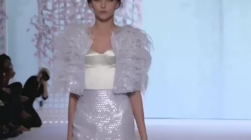 极品美女模特在时尚秀场上惊艳亮相，瞬间引发全场热议与疯狂追捧！