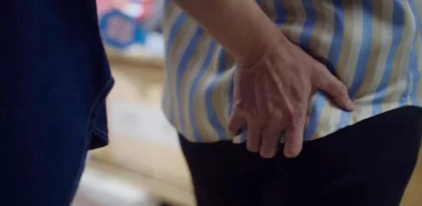 男人猛戳女人的屁股免费,近日引发热议,网友们纷纷讨论这一现象背后的社会问题与性别关系 男人猛戳女人的屁股免费,近日引发热议,网友们纷纷讨论这一现象背后的社会问题与性别关系