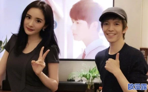 杨幂与老外沙发上亲密互动，分享生活点滴，引发网友热议，纷纷点赞称赞其友谊真挚