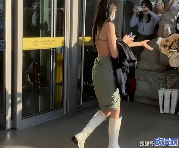 美女露%1000尿孔无挡图片引发热议,网友纷纷讨论其背后的文化现象与社会影响 美女露%1000尿孔无挡图片引发热议,网友纷纷讨论其背后的文化现象与社会影响