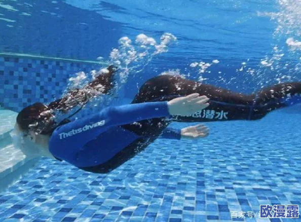 泳池水下泳衣乳揉捏小说：最新情节发展引发读者热议，角色关系更加复杂，故事悬念层层递进