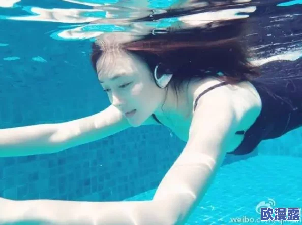 泳池水下泳衣乳揉捏小说：最新情节发展引发读者热议，角色关系更加复杂，故事悬念层层递进