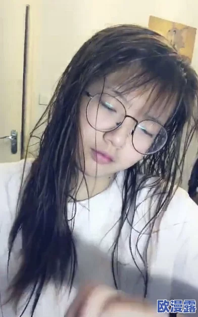 露脸高中生粉嫩自拍,近日在社交媒体上引发热议,许多网友纷纷点赞评论,分享自己的青春回忆与感受 露脸高中生粉嫩自拍,近日在社交媒体上引发热议,许多网友纷纷点赞评论,分享自己的青春回忆与感受