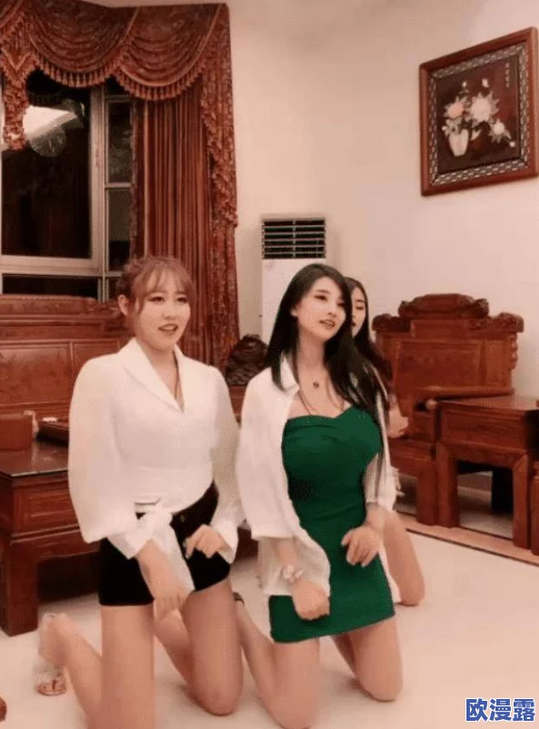 美女跪下吃j8羞羞漫画,这种内容引发了网友们的热议,大家对其表现形式和社会影响有不同看法 美女跪下吃j8羞羞漫画,这种内容引发了网友们的热议,大家对其表现形式和社会影响有不同看法