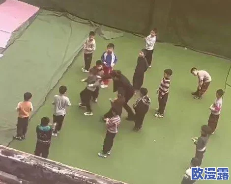 撩起裙子扒下小内裤打屁股,近日网络热议此话题,引发众多网友讨论其背后的社会现象与文化影响 撩起裙子扒下小内裤打屁股,近日网络热议此话题,引发众多网友讨论其背后的社会现象与文化影响