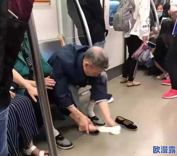 白丝警花坐我腿上娇喘，近日在社交媒体引发热议，网友们纷纷讨论这一画面背后的故事与情感