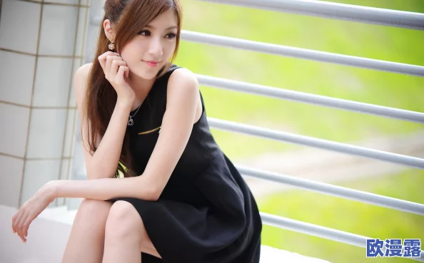 在阳光下，美女优雅地脱去衣服，展现自信与自然之美的瞬间