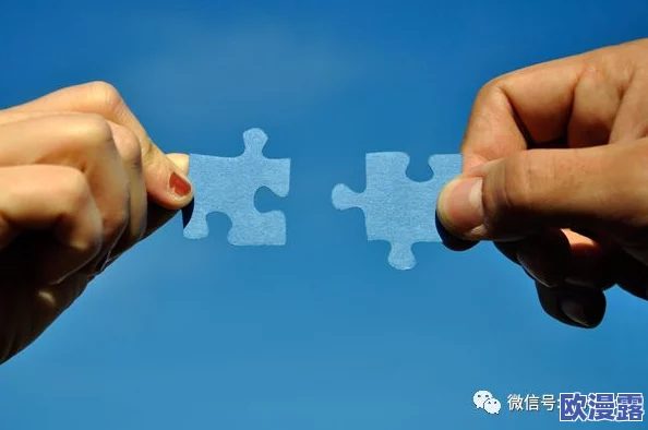 探索人际关系的复杂性：两位男性与一位女性之间的情感纠葛与互动视频解析