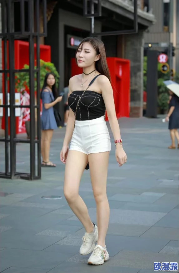 美女张开腿流出白浆，真是让人惊艳的画面，令人难以忘怀！