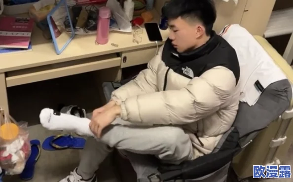 大學生白襪體育生JJ宿舍,這樣的生活真是讓人羨慕,青春洋溢又充滿活力! 大學生白襪體育生JJ宿舍,這樣的生活真是讓人羨慕,青春洋溢又充滿活力!