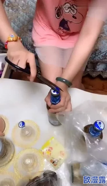 美女扒开尿口灌啤酒的视频,真是让人惊讶,这种行为太大胆了,不知道她的想法是什么 美女扒开尿口灌啤酒的视频,真是让人惊讶,这种行为太大胆了,不知道她的想法是什么