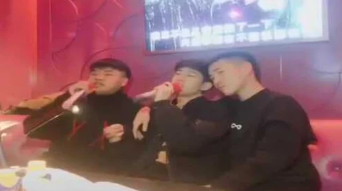 我和室友香蕉在ktv被续,真是太搞笑了,没想到会发生这样的事情! 我和室友香蕉在ktv被续,真是太搞笑了,没想到会发生这样的事情!
