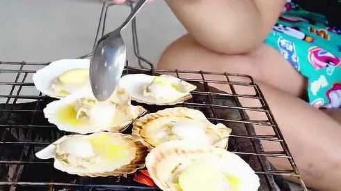 宝宝把腿分大点就可以吃到扇贝了,真是太可爱了,这样的画面让人忍俊不禁! 宝宝把腿分大点就可以吃到扇贝了,真是太可爱了,这样的画面让人忍俊不禁!