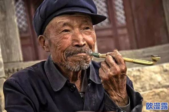 老头太硬太粗弄得好爽惊爆！这位老人的神奇技巧让年轻人都感到震撼，现场气氛火热引发热议