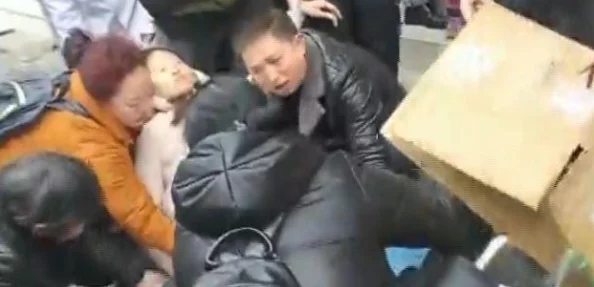 公交车,方便了市民的出行,但有时高峰期人太多,体验不佳 公交车,方便了市民的出行,但有时高峰期人太多,体验不佳
