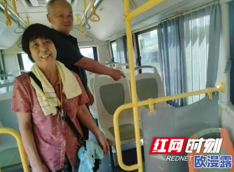 美妇公车湿润进入 一位美丽的女士在公交车上意外遭遇突如其来的大雨引发了乘客们的热议和关注 美妇公车湿润进入 一位美丽的女士在公交车上意外遭遇突如其来的大雨引发了乘客们的热议和关注