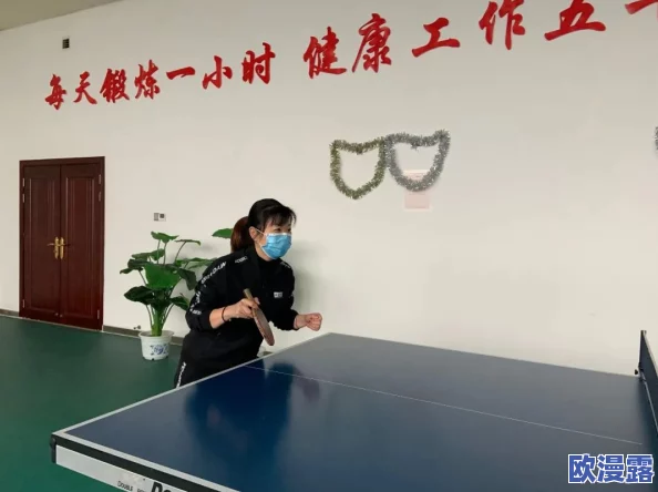 爆操大胸美女通过努力健身展现自信与美丽，激励更多女性追求健康生活和积极向上的心态
